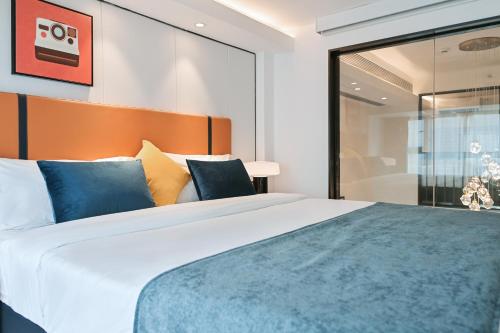 Postel nebo postele na pokoji v ubytování Livetour Hotel HaiZhu YiJing Road Metro Guangzhou