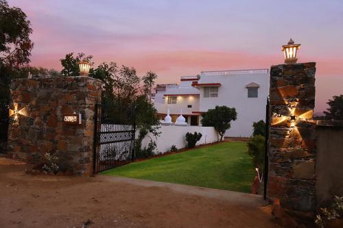 una puerta a una casa con un patio al anochecer en The Vanashva, en Tehla