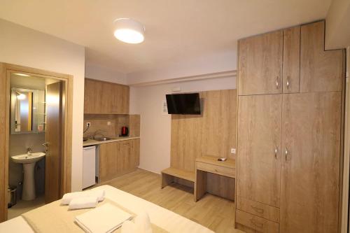 een grote kamer met een badkamer met een wastafel bij Nikiti Comfort in Nikiti