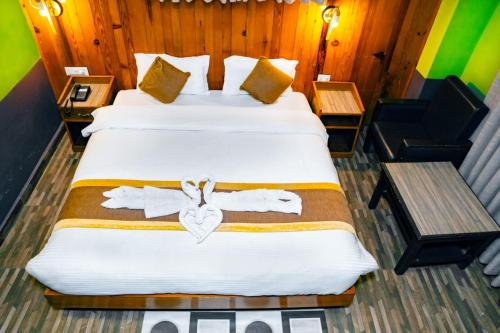 une chambre d'hôtel avec un lit et des serviettes. dans l'établissement Hotel Kamana, à Pokhara