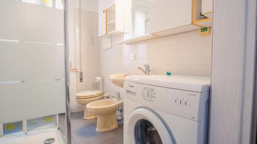een badkamer met een wasmachine en een toilet bij La Bella Galeazzi - Italian Homing in Sirmione