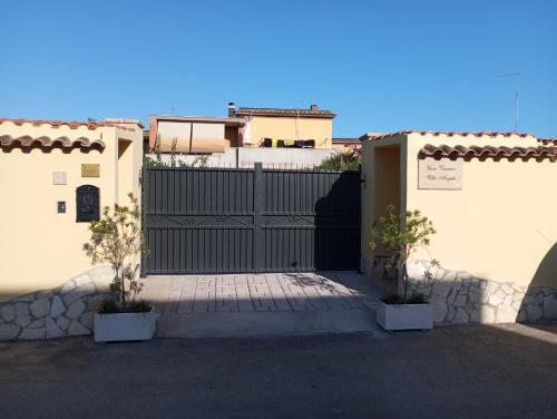 a gate to a house with a driveway at Fiumicino Aeroporto Casa Vacanze Papaveri in Fiumicino