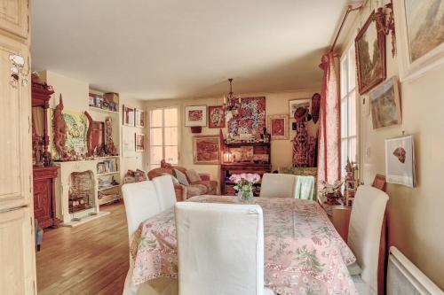 une salle à manger avec une table et des chaises dans l'établissement La Pompadour- Versailles, à Versailles