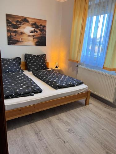 ガールドニにあるVilla Relax Vendégházの枕2つが備わるドミトリールームのベッド1台分です。
