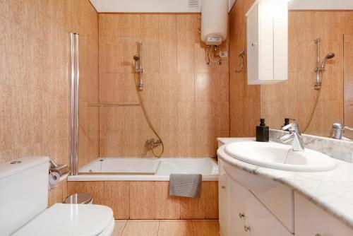 een badkamer met een toilet, een wastafel en een bad bij Apartamento Aka in La Orotava
