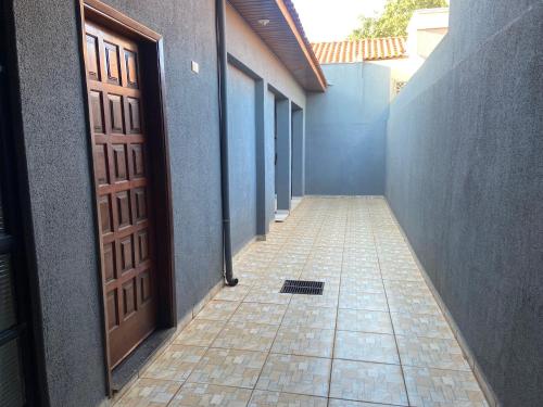 an empty hallway with a door and a tile floor at Casa de Andirá in Andirá