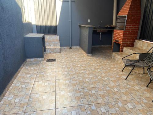 a room with a tile floor with chairs and a table at Casa de Andirá in Andirá