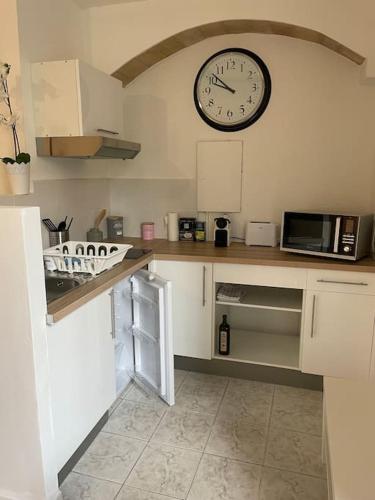 une cuisine avec une horloge murale dans l'établissement Appartement en Centre Ville, Wifi et Tram, à Montpellier