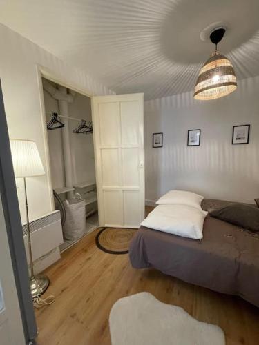 - une chambre avec un lit et une lampe sur du parquet dans l'établissement Appartement en Centre Ville, Wifi et Tram, à Montpellier