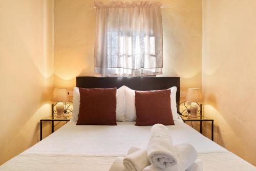 a bedroom with a bed with towels on it at Casa Dorca 1 in Conil de la Frontera