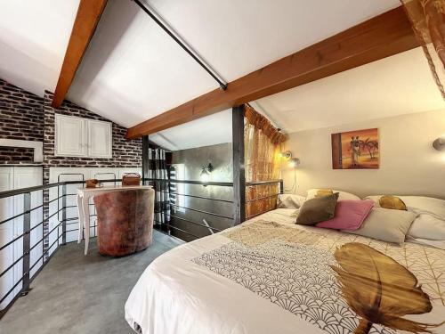 une chambre avec un lit et une table dans une pièce dans l'établissement Coquet studio avec jolie vue dégagée, à Laouque