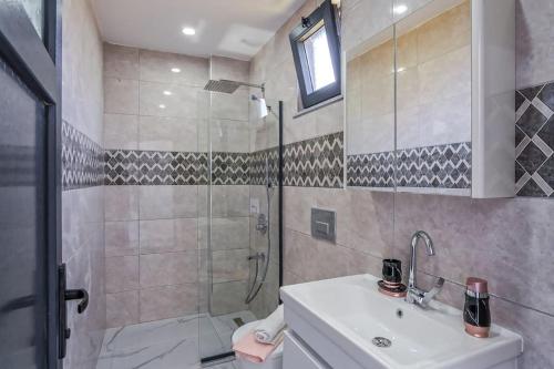 bagno con doccia, lavandino e servizi igienici di Villa Hazal 2 / Kalkan a Kaş
