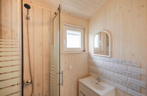 un bagno con lavandino e specchio di TURKUSOWE ZACISZE a Kopań