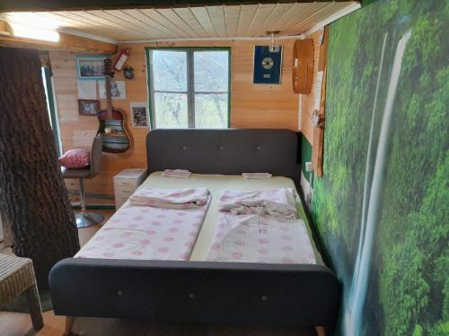 Ένα ή περισσότερα κρεβάτια σε δωμάτιο στο Tree house Ramona & Fairytale wooden house by Ljubljana
