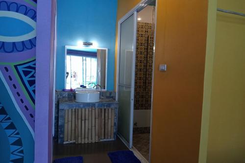 La salle de bains est pourvue d'un lavabo et d'un miroir. dans l'établissement Chaba Bungalows, à Ban Ai Dao