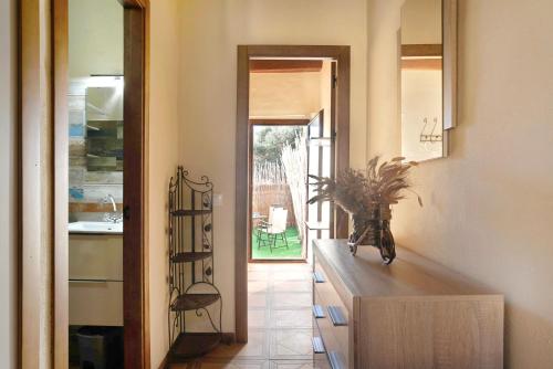 cocina con fregadero y encimera con espejo en Casa Dorca, 2, en Conil de la Frontera