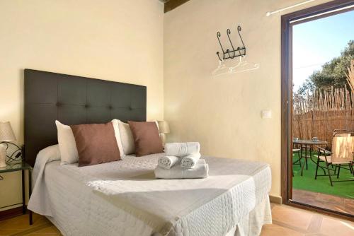 Un dormitorio con una cama con dos toallas encima. en Casa Dorca, 2, en Conil de la Frontera