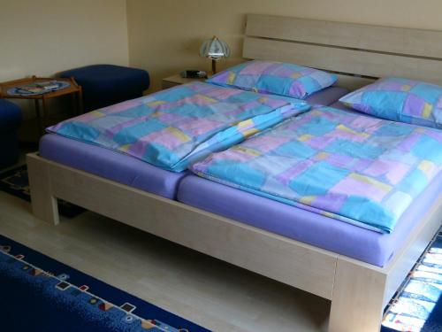 Ein Bett oder Betten in einem Zimmer der Unterkunft Gästehaus Maria
