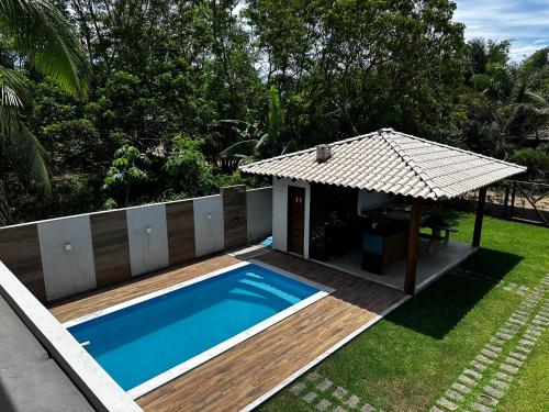 マラウにあるCasa Barra Grandeの裏庭(スイミングプール、家あり)