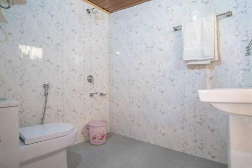 Bilik mandi di The Chapters Cottage by Nature Nests