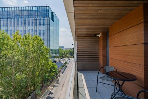 Un balcón o terraza de Verdant Parkside Living: Studio by Park