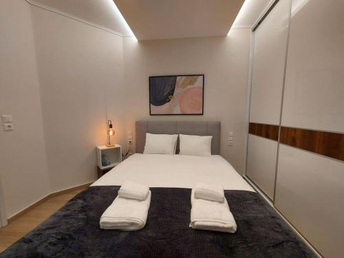um quarto com uma cama grande com duas almofadas em #Κ13appartment em Ioannina