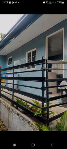 タグビラランにあるBOHOL Simple Furnished unitの青い家