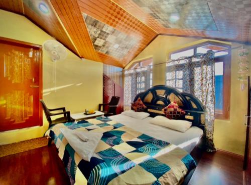 a bedroom with a bed and a desk in it at The Upscale Inn in Srinagar