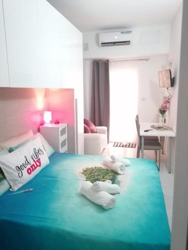 ein Zimmer mit einem Bett mit zwei Handtüchern darauf in der Unterkunft Fiumicino Aeroporto Casa Vacanze Orchidea in Fiumicino