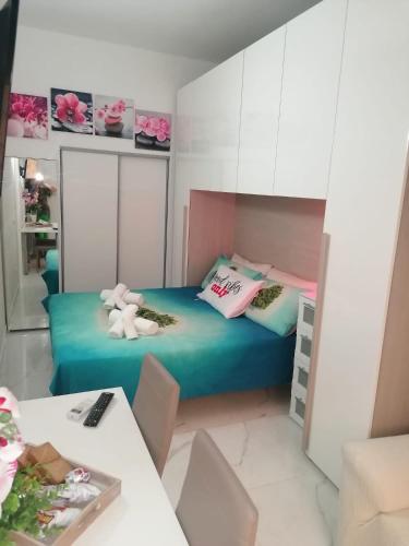 Kleines Zimmer mit einem Bett und einem Tisch in der Unterkunft Fiumicino Aeroporto Casa Vacanze Orchidea in Fiumicino