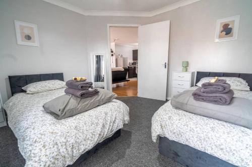 sypialnia z 2 łóżkami i ręcznikami w obiekcie Pass the Keys Central Nottingham flat for up to 4 guests w Nottingham