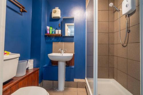 niebieska łazienka z umywalką i prysznicem w obiekcie Pass the Keys Central Nottingham flat for up to 4 guests w Nottingham