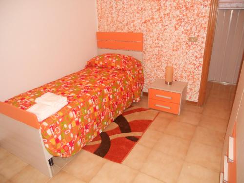 a small bedroom with a bed and a table at Pepita Flats in San Salvo