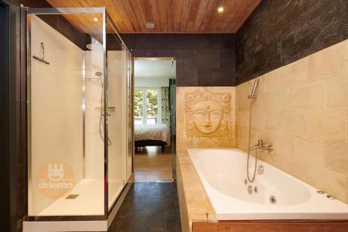 La salle de bains est pourvue d'une baignoire et d'une douche. dans l'établissement Huis voor 8 personen - NACHT 23, à La Panne