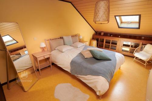 ein Schlafzimmer mit einem großen Bett in einem Zimmer in der Unterkunft Huis voor 8 personen - NACHT 23 in De Panne