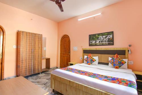 1 dormitorio con 1 cama grande en una habitación en FabExpress Malti Guest House en Kulu