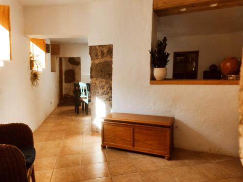 een woonkamer met een tafel in een kamer bij Casas cuevas, Los Cabucos in Agaete