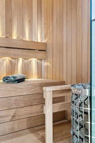 a sauna with wooden walls and a wooden bench at Luksushytte sentralt i Lofoten in Kleppstad