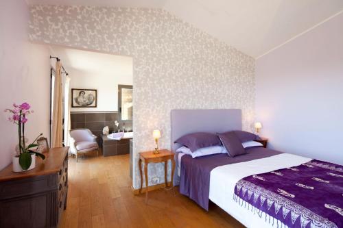 une chambre avec un lit, un bureau et une chaise dans l'établissement Villa Fiorella, à Porto-Vecchio