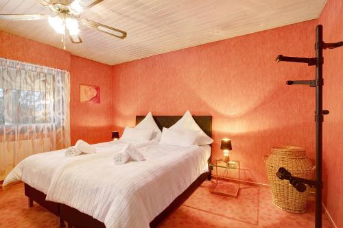 1 dormitorio con 1 cama grande y paredes rojas en Sandra, en Berghülen