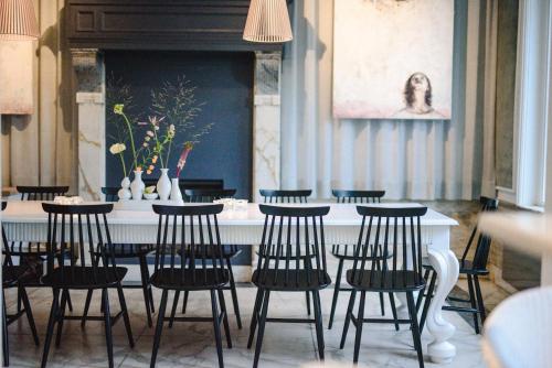 a dining room with a table and chairs at Hotel Blue Inspired by Manna in Nijmegen