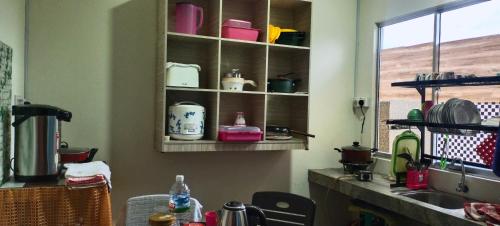 Virtuvė arba virtuvėlė apgyvendinimo įstaigoje Santai HomeStay Sipitang