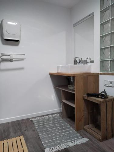 une salle de bain avec un lavabo et un miroir dans l'établissement Studio, à Saint-ouen-dʼAunis