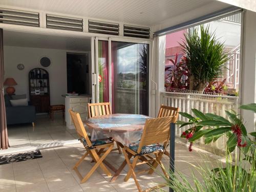 Balkón nebo terasa v ubytování APPARTEMENT COSY TERRASSE VUE MER - TROIS ÎLETS