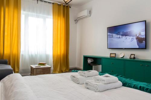 1 dormitorio con 1 cama con toallas en Old Town Premium Apartment by MRG, en Bucarest