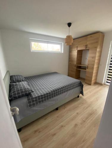 皮特什蒂TTT House Pitesti的一间卧室，里面有一张床和一扇窗户。