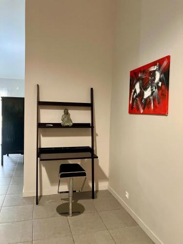a room with a chair and a painting on the wall at chez Gérald in Noumea