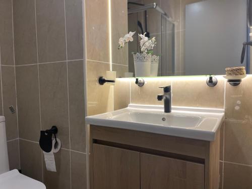 Koupelna v ubytování Studio in Silicon Oasis