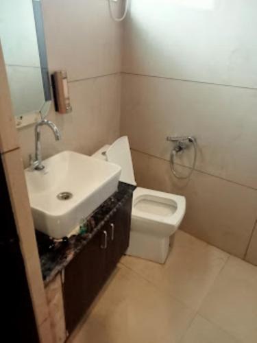 a bathroom with a sink and a toilet at Hotel Rajdarbar Fatehpur in Fatehpur Sīkri