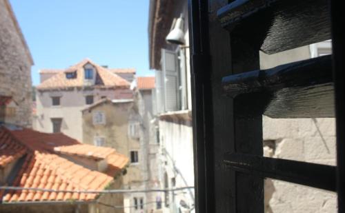 una ventana con vistas a la ciudad en Slavija Culture Heritage Hotel en Split